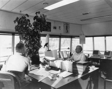 171969 Interieur van de procesleidingspost op het emplacement Watergraafsmeer te Amsterdam, met links Klaas ... en ...